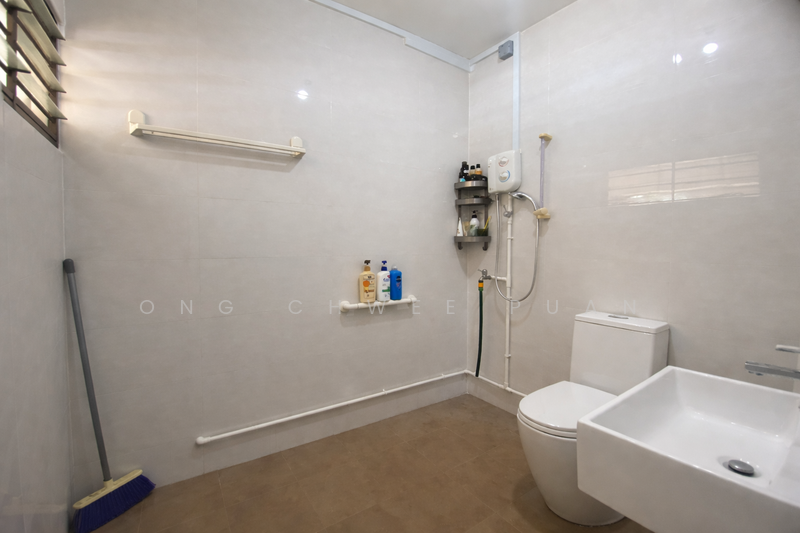 427 Hougang Avenue 6 HDB Flat For Sale at S$ 1,000,000 | PropertyGuru Singapore - Bathroom
