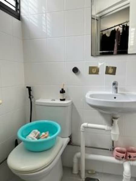 253 Bukit Batok East Avenue 5 HDB Flat For Sale at S$ 415,000 | PropertyGuru Singapore - Bathroom