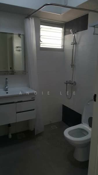 18A Holland Drive HDB Flat For Sale at S$ 816,000 | PropertyGuru Singapore - Bathroom