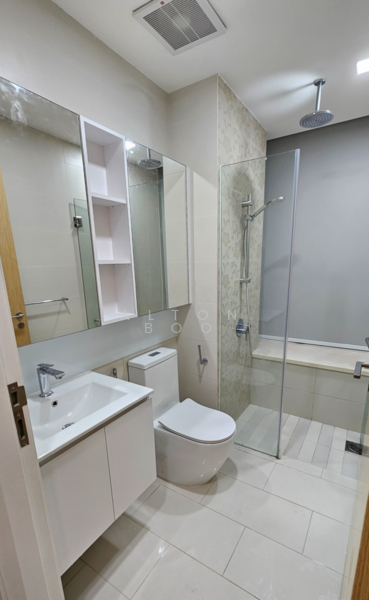 Rosewood Suites Condominium For Sale at S$ 2,000,000 | PropertyGuru Singapore - Bathroom