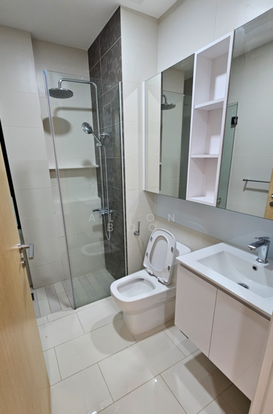 Rosewood Suites Condominium For Sale at S$ 2,000,000 | PropertyGuru Singapore - Bathroom