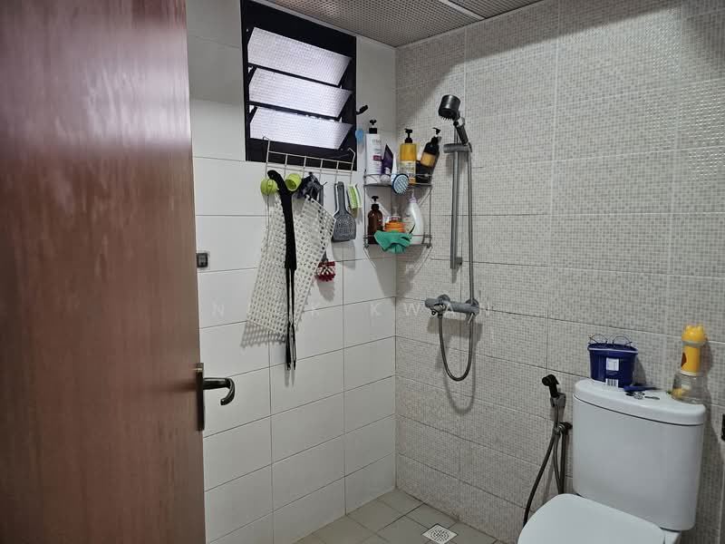 817A Keat Hong Link HDB Flat For Sale at S$ 639,000 | PropertyGuru Singapore - Common Bathroom