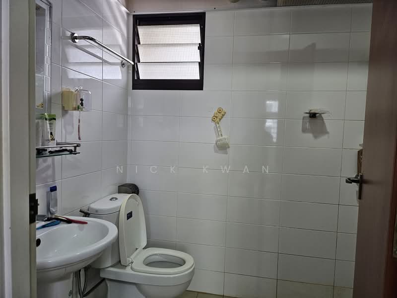817A Keat Hong Link HDB Flat For Sale at S$ 639,000 | PropertyGuru Singapore - Master Bath