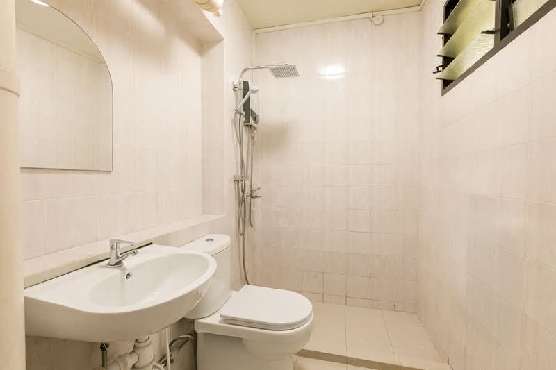 899B Woodlands Drive 50 HDB Flat For Sale at S$ 630,000 | PropertyGuru Singapore - Bathroom