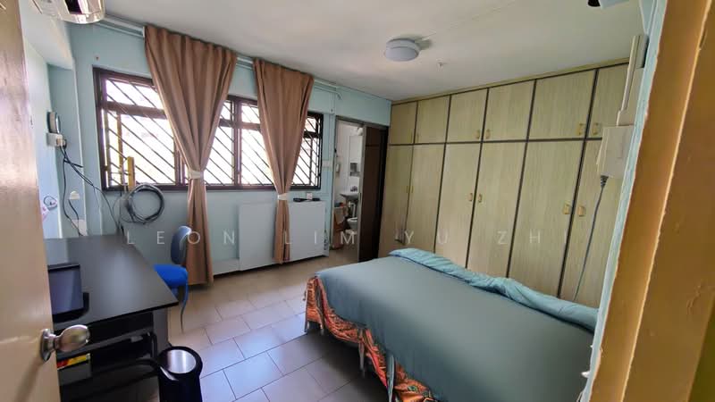 305 Jurong East Street 32 HDB Flat For Sale at S$ 650,000 | PropertyGuru Singapore - Bedroom