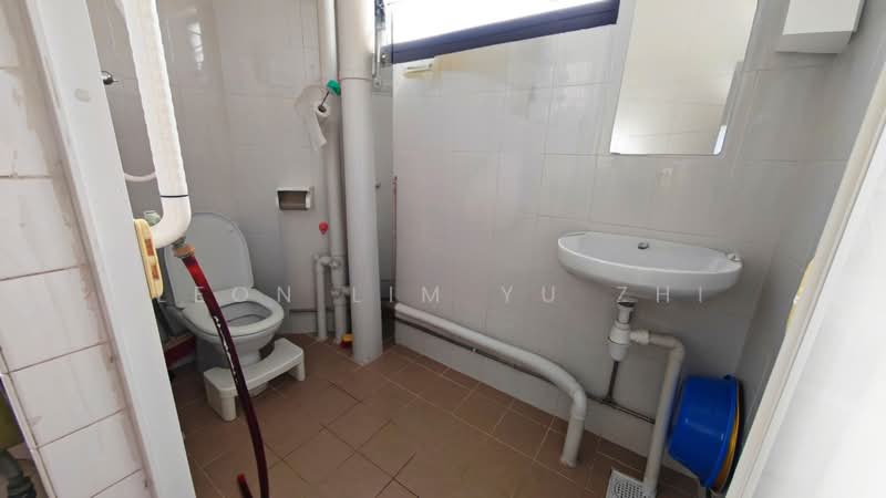 305 Jurong East Street 32 HDB Flat For Sale at S$ 650,000 | PropertyGuru Singapore - Bathroom