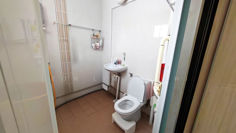 305 Jurong East Street 32 HDB Flat For Sale at S$ 650,000 | PropertyGuru Singapore - Bathroom