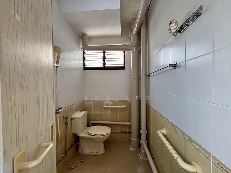 286 Tampines Street 22 HDB Flat For Sale at S$ 460,000 | PropertyGuru Singapore - Bathroom