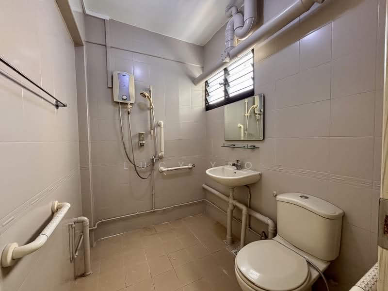 286 Tampines Street 22 HDB Flat For Sale at S$ 460,000 | PropertyGuru Singapore - Bathroom
