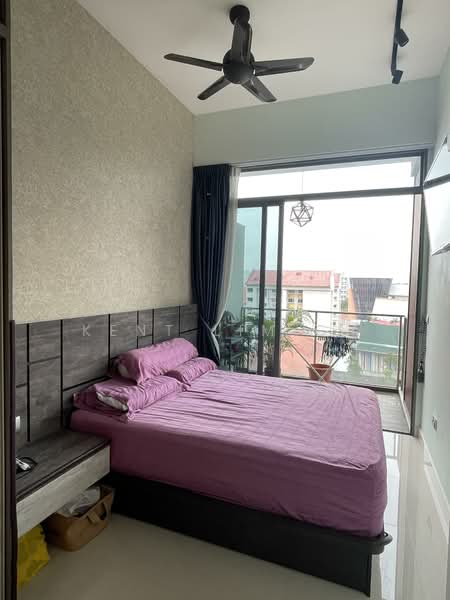 Midtown Residences Condominium For Sale at S$ 1,150,000 | PropertyGuru Singapore - Master Bedroom