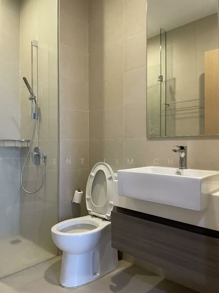 Midtown Residences Condominium For Sale at S$ 1,150,000 | PropertyGuru Singapore - Bathroom