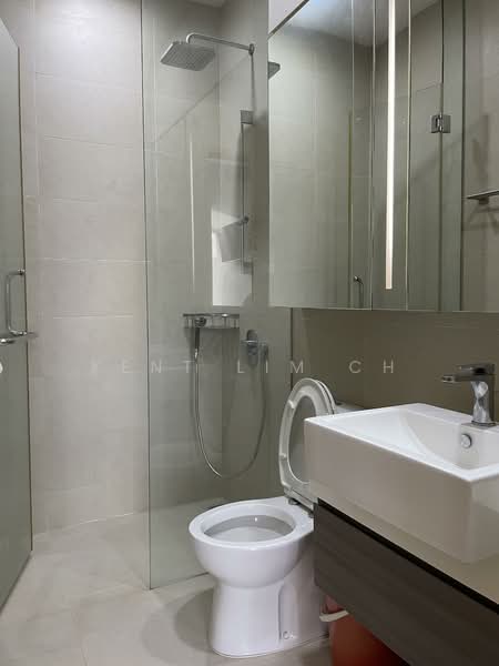 Midtown Residences Condominium For Sale at S$ 1,150,000 | PropertyGuru Singapore - Master Bathroom