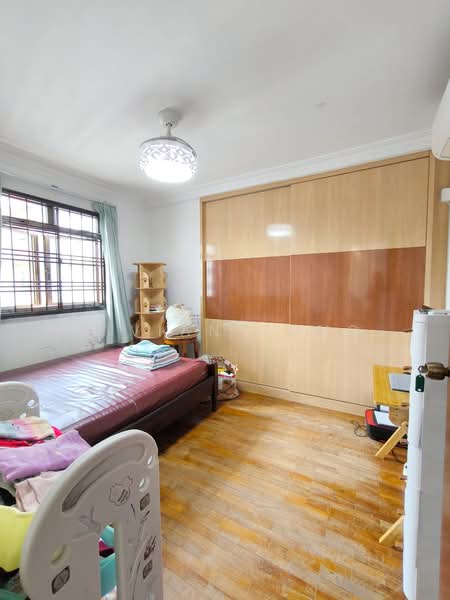 675B Jurong West Street 64 HDB Flat For Sale at S$ 648,888 | PropertyGuru Singapore - Bedroom