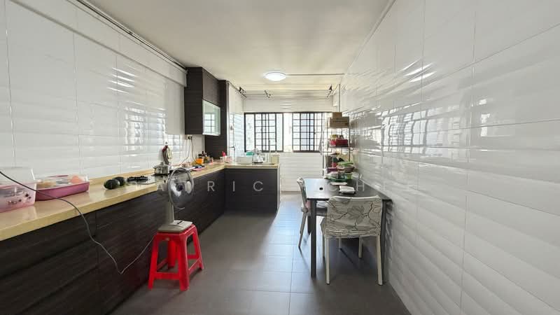 134 Bukit Batok West Avenue 6 HDB Flat For Sale at S$ 470,000 | PropertyGuru Singapore - Kitchen