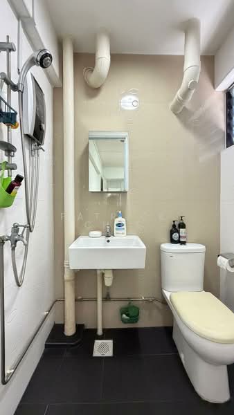 134 Bukit Batok West Avenue 6 HDB Flat For Sale at S$ 470,000 | PropertyGuru Singapore - Bathroom