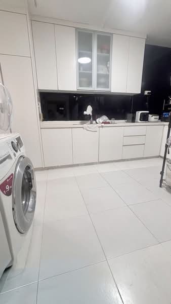180 Pasir Ris Street 11 HDB Flat For Sale at S$ 700,000 | PropertyGuru Singapore - Kitchen