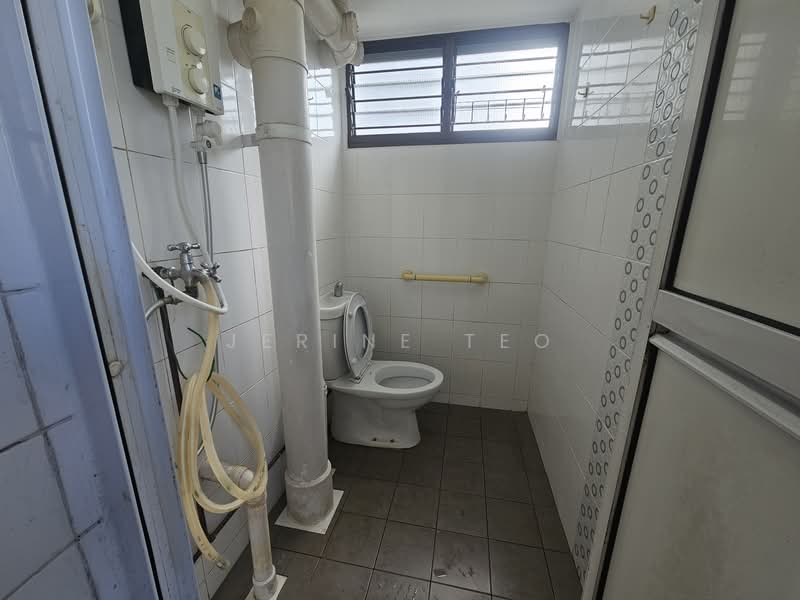 423 Bedok North Avenue 1 HDB Flat For Sale at S$ 518,000 | PropertyGuru Singapore - Bathroom