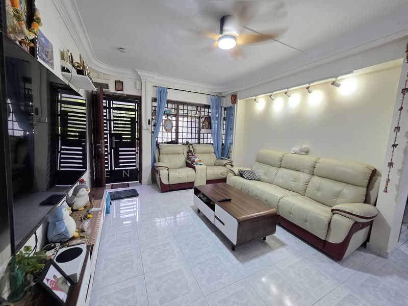 704 Choa Chu Kang Street 53 HDB Flat For Sale at S$ 558,000 | PropertyGuru Singapore - Living Room