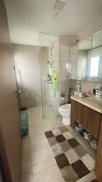 Kingsford Waterbay Condominium For Sale at S$ 1,600,000 | PropertyGuru Singapore - Bathroom