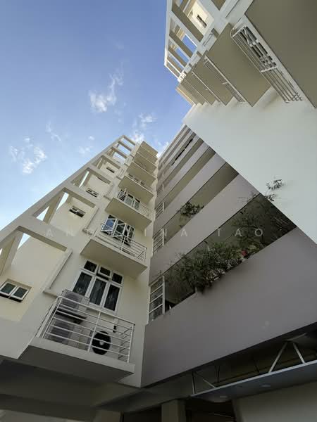 Cosy Lodge Condominium For Sale at S$ 1,990,000 | PropertyGuru Singapore - Exterior