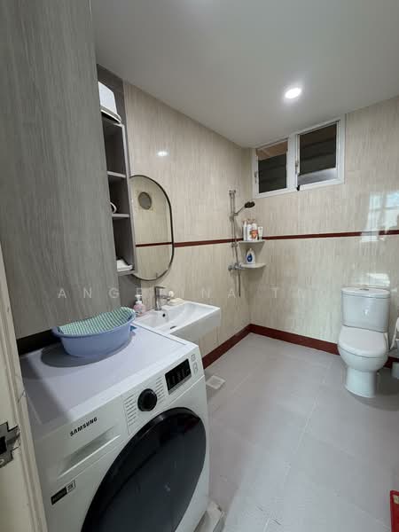 Cosy Lodge Condominium For Sale at S$ 1,990,000 | PropertyGuru Singapore - Bathroom