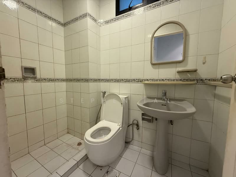 Charlton/ Kovan Walk-up Apartment For Sale at S$ 1,500,003 | PropertyGuru Singapore - Bathroom