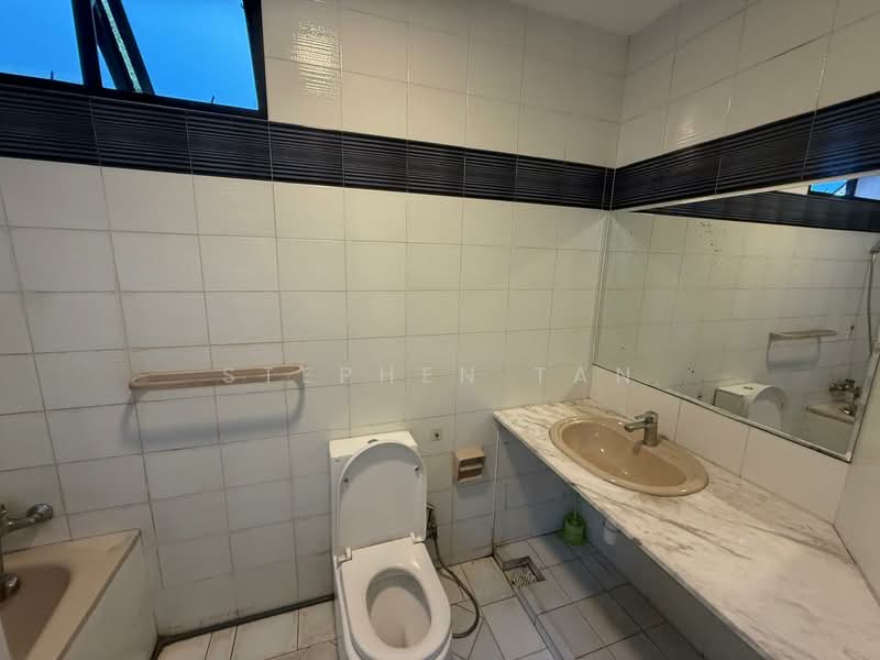 Charlton/ Kovan Walk-up Apartment For Sale at S$ 1,500,003 | PropertyGuru Singapore - Bathroom
