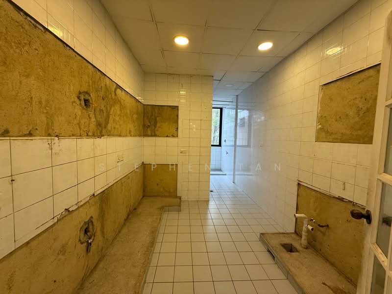 Charlton/ Kovan Walk-up Apartment For Sale at S$ 1,500,003 | PropertyGuru Singapore - Kitchen