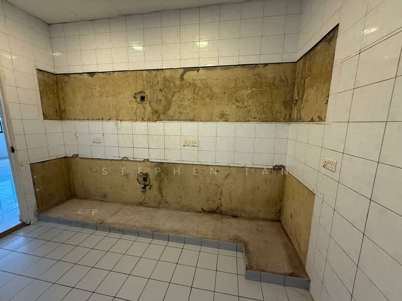 Charlton/ Kovan Walk-up Apartment For Sale at S$ 1,500,003 | PropertyGuru Singapore - Kitchen