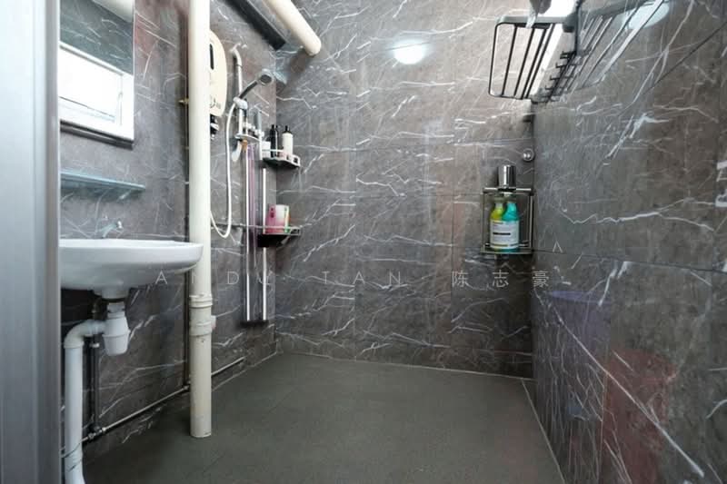 168 Bukit Batok West Avenue 8 HDB Flat For Sale at S$ 438,000 | PropertyGuru Singapore - Bathroom