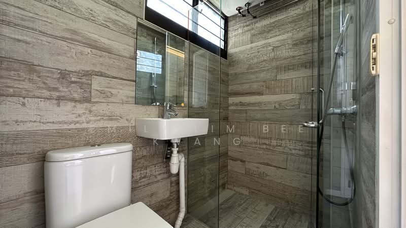 141 Bishan Street 12 HDB Flat For Sale at S$ 700,000 | PropertyGuru Singapore - Bathroom