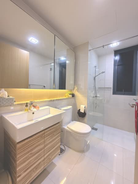 Boathouse Residences Condominium For Sale at S$ 1,580,000 | PropertyGuru Singapore - Bathroom