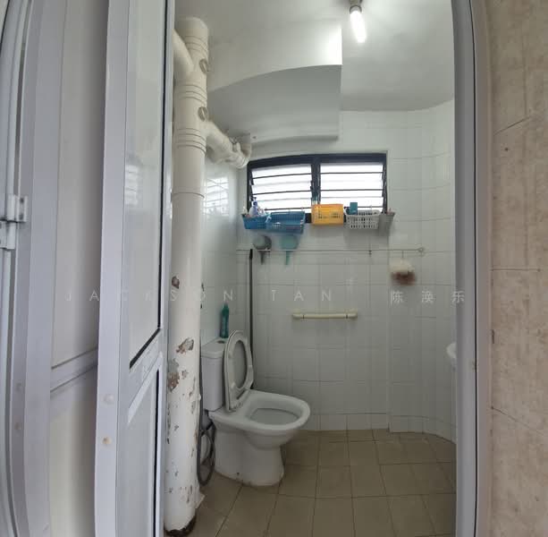 328 Hougang Avenue 5 HDB Flat For Sale at S$ 640,000 | PropertyGuru Singapore - Bathroom