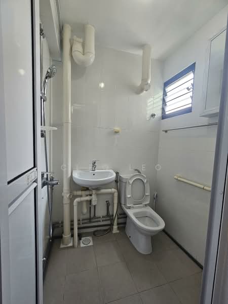624 Ang Mo Kio Avenue 4 HDB Flat For Sale at S$ 485,000 | PropertyGuru Singapore - Bathroom