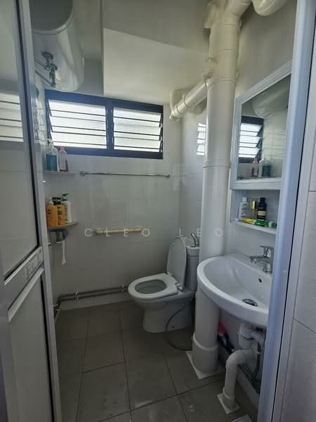 624 Ang Mo Kio Avenue 4 HDB Flat For Sale at S$ 485,000 | PropertyGuru Singapore - Bathroom