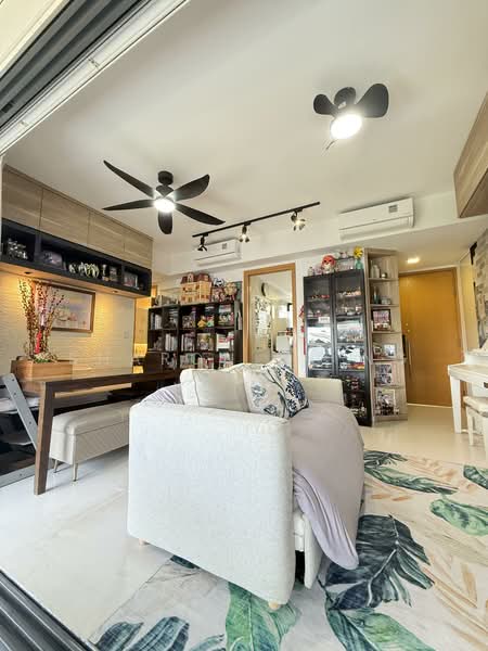 Hedges Park Condominium Condominium For Sale at S$ 1,000,000 | PropertyGuru Singapore - Living Room