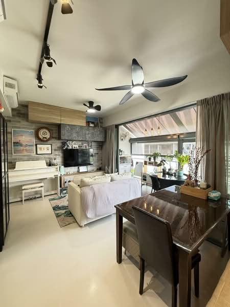 Hedges Park Condominium Condominium For Sale at S$ 1,000,000 | PropertyGuru Singapore - Living Room