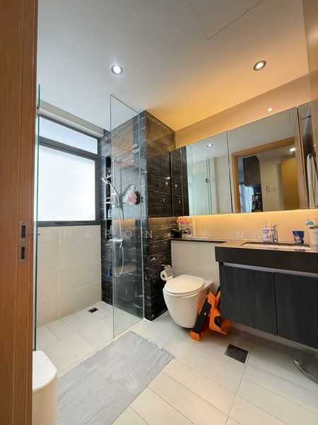 Hedges Park Condominium Condominium For Sale at S$ 1,000,000 | PropertyGuru Singapore - Bathroom