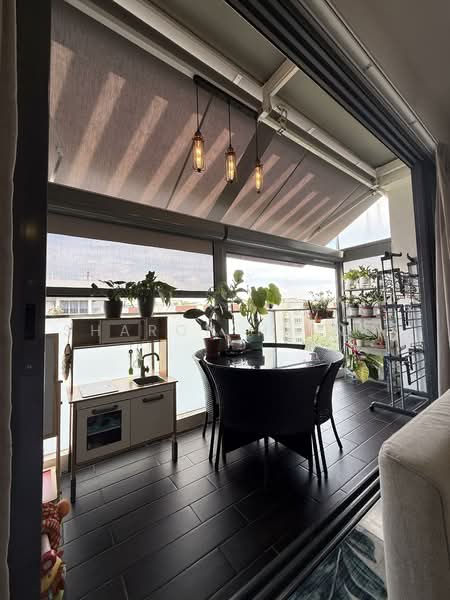 Hedges Park Condominium Condominium For Sale at S$ 1,000,000 | PropertyGuru Singapore - Balcony