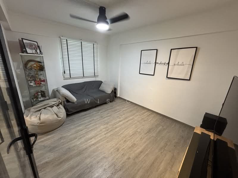 153 Yishun Street 11 HDB Flat For Sale at S$ 468,000 | PropertyGuru Singapore - Living Room