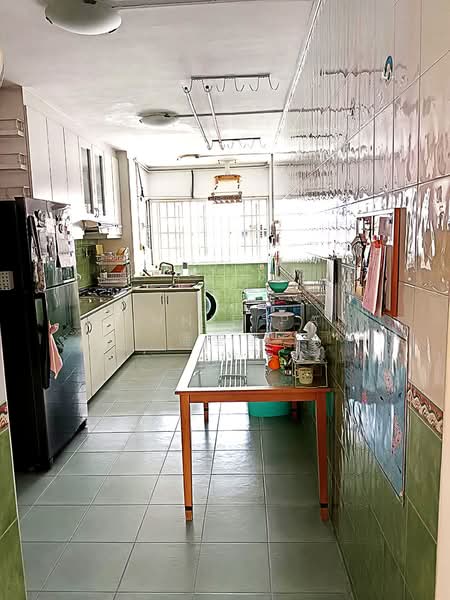 215 Bukit Batok Street 21 HDB Flat For Sale at S$ 588,000 | PropertyGuru Singapore - Kitchen