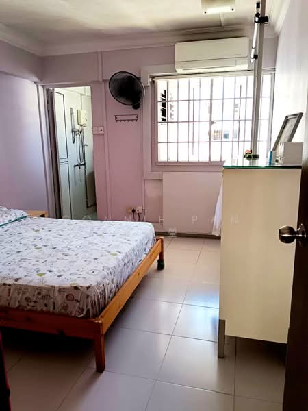 215 Bukit Batok Street 21 HDB Flat For Sale at S$ 588,000 | PropertyGuru Singapore - Bedroom
