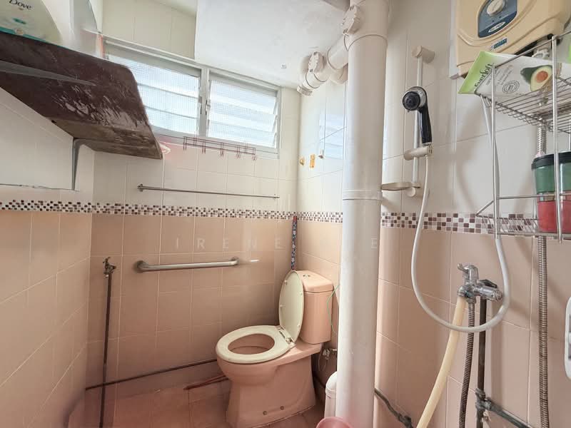 456 Ang Mo Kio Avenue 10 HDB Flat For Sale at S$ 460,000 | PropertyGuru Singapore - Bathroom