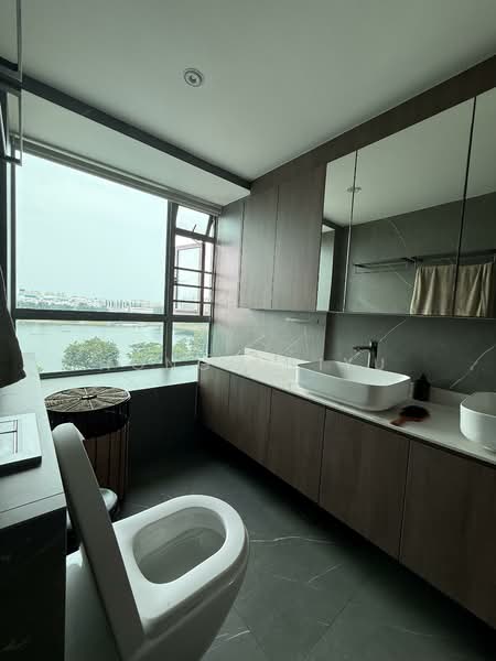 Waterfront Waves, 766 Bedok Reservoir Road, 4 Bedrooms, 1,572 sqft, Condominium For Rent, by Hong Meiyu, 500086602 - Bathroom - PropertyGuru.com.sg