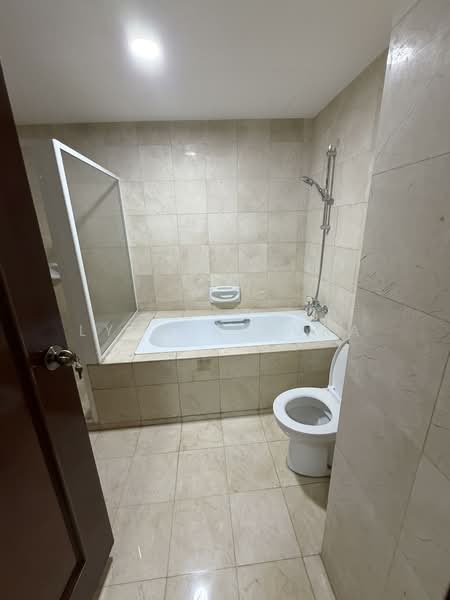 Seletaris, 503 Sembawang Road, 3 Bedrooms, 1,389 sqft, Condominium For Rent, by Lynn Kimura, 500086607 - Bathroom - PropertyGuru.com.sg