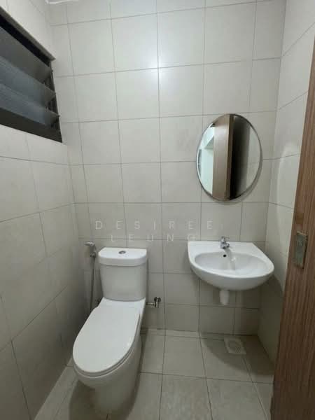 23 Hougang Avenue 3 HDB Flat For Sale at S$ 500,000 | PropertyGuru Singapore - Master Bathroom