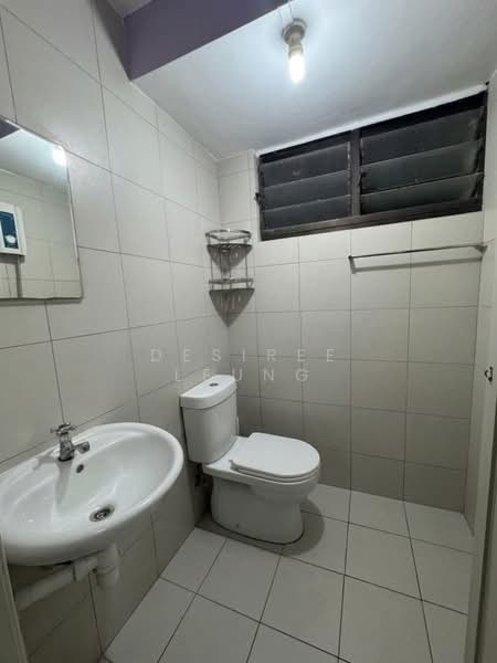 23 Hougang Avenue 3 HDB Flat For Sale at S$ 500,000 | PropertyGuru Singapore - Common Bathroom