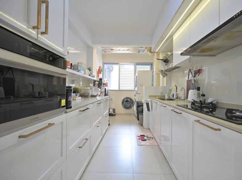 443A Bukit Batok West Avenue 8 HDB Flat For Sale at S$ 758,000 | PropertyGuru Singapore - Kitchen