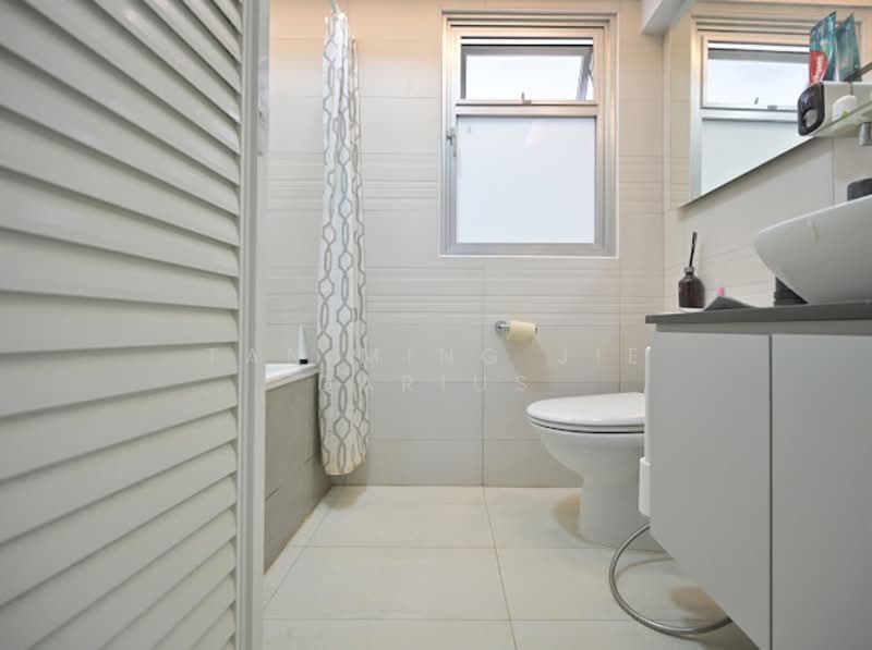 443A Bukit Batok West Avenue 8 HDB Flat For Sale at S$ 758,000 | PropertyGuru Singapore - Bathroom
