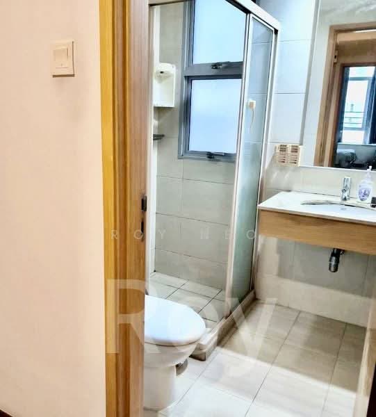 The Lakeshore, 31 Jurong West Street 41, 2 Bedrooms, 936 sqft, Condominium For Rent, by Roy Neo, 500086652 - Bathroom - PropertyGuru.com.sg